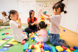 先生と英語で遊ぶ子供達